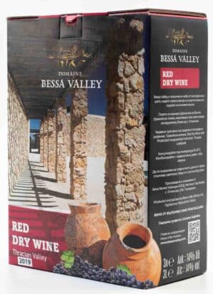 Bulharské víno Domaine Bessa Valley Petit Enira Bag in Box 3L – praktické balení s hlubokou rubínovou barvou a bohatou chutí.