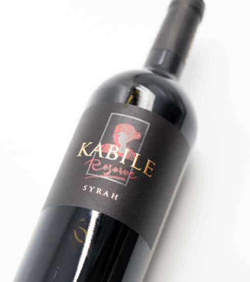 Bulharské červené víno Kabile Syrah Reserve – ideální ke zvěřině, sýrům a grilovaným specialitám.