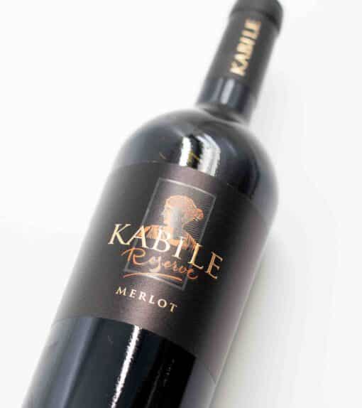 Bulharské červené víno Kabile Merlot Reserve – ideální k masu, sýrům a grilovaným specialitám.