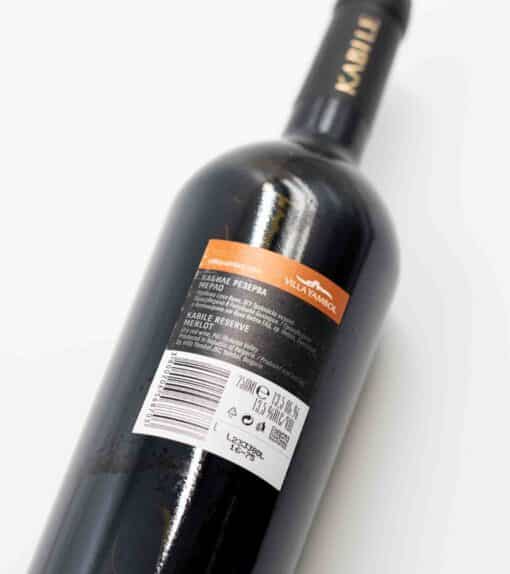 Villa Yambol Kabile Merlot Reserve – láhev bulharského vína s elegantním designem a rubínově červenou barvou.