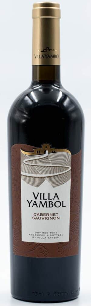 Láhev Villa Yambol Cabernet Sauvignon – elegantní červené víno z Bulharska s rubínovým odstínem.