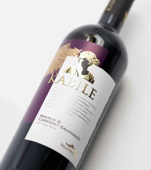 Červené bulharské víno Villa Yambol Kabile Mavrud x Cabernet Sauvignon s rubínovými odstíny.