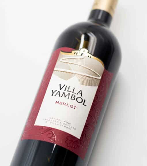 Detail etikety Villa Yambol Merlot, oceněného bulharského červeného vína s vůní švestek a třešní.