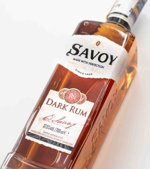 Detail přední etikety bulharské tmavého rumu Savoy Dark Rum – název a logo s karibským motivem.